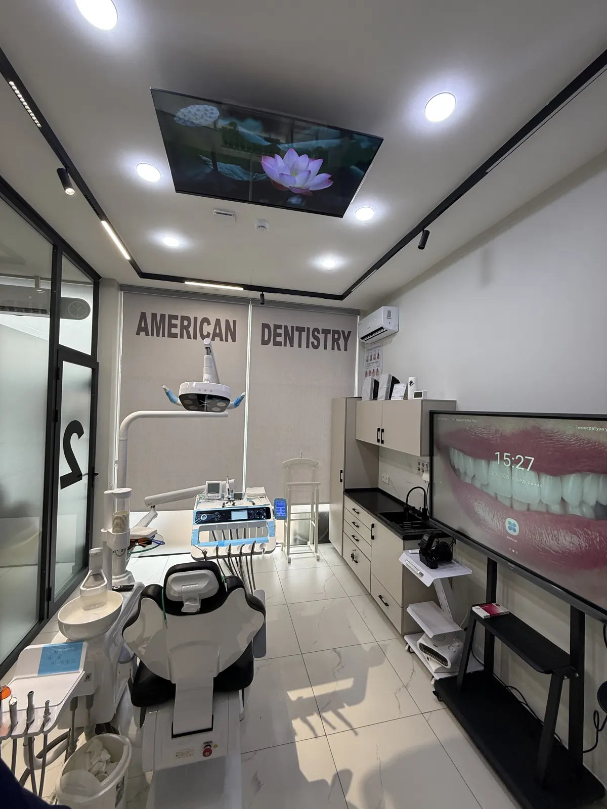 American Dentistry klinikasidagi davolash xonasi